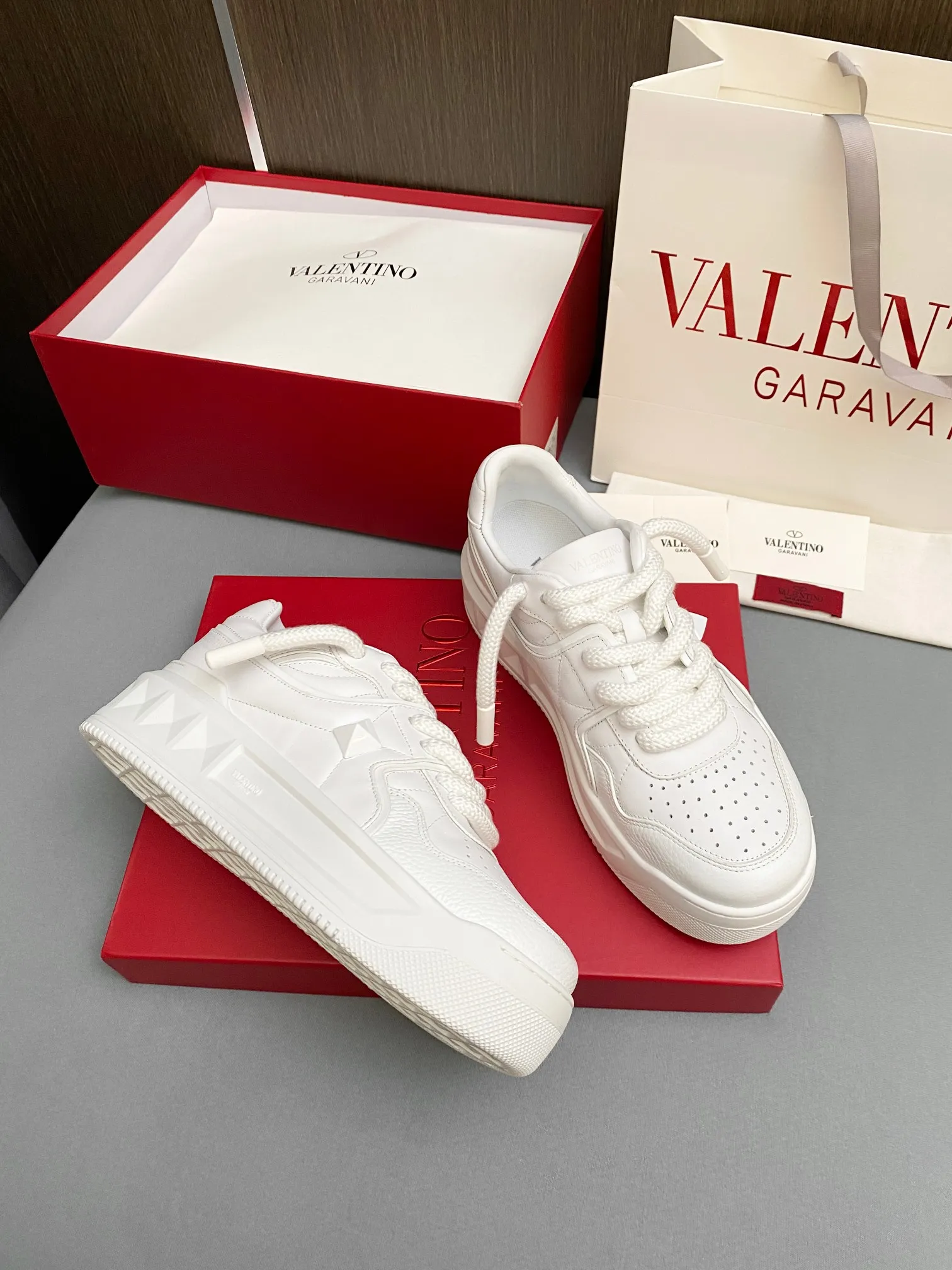 👟👟Ex-factory price 640👟👟 Women's shoes, women's clothing 🔺Valentino🔺Valentino new casual shoes 2023 latest model hot style for catwalk couples thick shoelaces, same style as Elsa Hosk, Zhang Yixing, Guan Xiaotong and many other stars 🔥 Top version + lasting process, uppers are fully oiled. Fabric: Customized cowhide + cowhide lining with breathable mesh. Outsole: Original molded T👟👟Ex-factory price U thickened outsole. Size for women is 35-40. Men’s is 39-45.